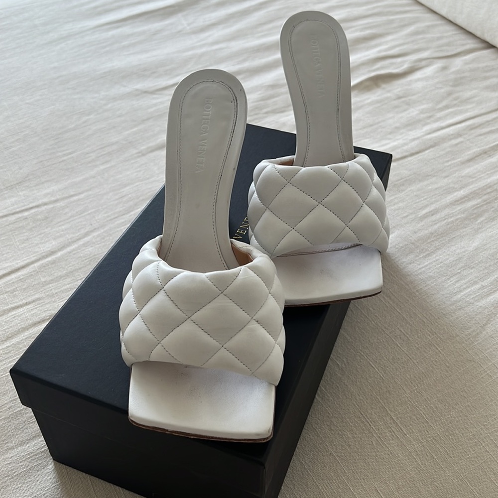 BOTTEGA VENETA (AUTHENTIC)QUILTED LEATHER MULES